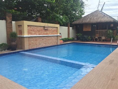 Holiday accommodation with a balcony in Tagum .